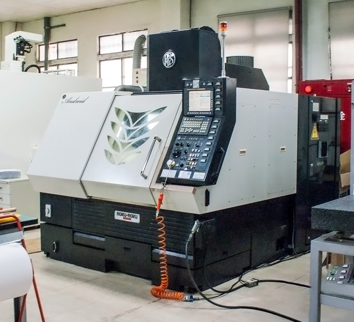 宏洋精密專注於精密部品加工與精密 CNC 部品零件加工服務,擁有先進的 CNC 銑床、數控銑床、CNC 四軸零件精密加工及 CNC 銑床五軸精密加工設備,結合 CAD/CAM 電腦輔助設計與製造技術,提供高品質、高精度的 CNC 加工解決方案。
憑藉豐富的加工經驗與完善設備,宏洋精密可執行各類精密 CNC 零件加工、五軸 CNC 零件加工、精密電極加工、高精度電極加工、放電加工、鏡面放電、CNC 線切割、CNC 模具雕刻、超精密平面研削盤加工、治具磨床及夾具研磨等專業製程,滿足各類精密模具與零組件的製造需求。
服務領域涵蓋醫療器材模具、植入性醫療產品、醫療鈦金屬產品、醫療鈦零件、牙齒模、光學模具、高精度曲面模仁、電子模具、電子配件、座標治具及各式精密治具製作。我們亦具備超精密非球面加工機設備,可針對高精度曲面、微細結構及特殊精密零件進行加工開發。
宏洋精密可加工尺寸約 5 mm 至 150 mm 的金屬零件,專精於精密牙軸製作、微精密零件開發、精密微小部品開發及客製化產品開發服務,協助客戶從產品概念設計、代客產品外觀設計、試作驗證到量產製造,提供一站式精密加工解決方案。
憑藉精密沖床、精密銑床、精密洗床及多元加工設備整合能力,宏洋精密持續為醫療器材、光學、電子、半導體、航太及高科技產業提供穩定且高精度的精密部品加工服務,成為客戶值得信賴的長期合作夥伴。