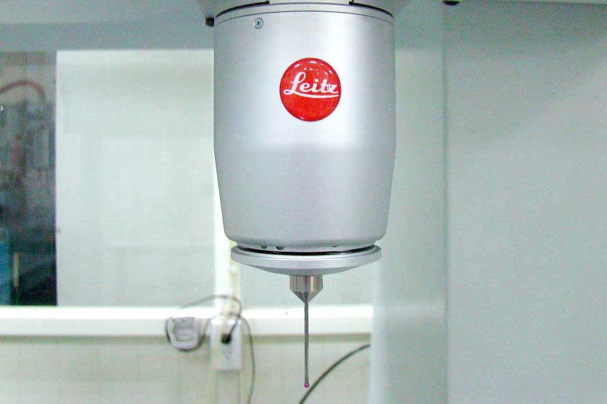宏洋精密秉持高品質製造理念,通過 ISO 9001 品保認證及 ISO 13485 醫療器材品質管理系統認證(QMS),建立完善的品質管控與品保管理機制。從產品開發、模具設計、模具加工、生產製造到最終檢驗,每項產品皆依循標準化 SOP、SIP 及 MQS 品質管理系統執行,確保產品品質穩定可靠,符合醫療科技、光學、電子及精密工業領域的高規格要求。
為提升產品品質與檢驗效率,宏洋精密導入 AOI 自動光學檢測系統(Automated Optical Inspection),結合機器視覺、光學影像檢測、數位影像分析、數字視頻技術及電磁感應檢測功能,可於加工製程中直接進行尺寸量測與品質檢驗。系統提供多樣化量測工具,無需切換多套程式即可完成精密檢驗作業,大幅提升自動化檢測效率與量測精度,透過電腦智慧判別快速篩選不合格產品,落實全面品質管控、品保、檢驗及品檢流程,確保產品符合客戶與國際規範要求。
宏洋精密專精於精密塑膠射出成型、精密塑膠射出加工、塑膠射出成型加工、塑膠射出加工及微量射出技術,並建置無塵室射出生產環境,可生產高潔淨度、高精度之塑膠零組件。針對耐高溫工程塑膠、醫療級塑膠材料及特殊工程塑膠產品,皆具備豐富開發與量產經驗。
在模具製造領域,宏洋精密擁有完整的塑膠模具開發能力,涵蓋精密塑膠模具、塑膠鋼模、醫療器材模具、醫療產品模具、光學模具、鏡頭模具及電子模具等設計與製造服務。結合模具設計、模具加工、CNC 精密加工、精密 CNC 部品零件加工及高精度模具製造技術,可有效提升產品尺寸精度與量產品質穩定性。
除塑膠射出成型外,宏洋精密亦提供 CNC 精密加工、醫療鈦金屬零件加工、精密鈦合金加工及各類精密部品製造服務,廣泛應用於植入性醫療、醫療器材、醫療科技設備、光學元件、電子配件及高科技產業零組件。透過 AOI 自動光學檢測設備與完整品質管理系統的整合,確保每項產品從原料、生產到出貨皆維持最高品質標準。
此外,宏洋精密亦提供無塵室自動化組裝、人工組裝及後段加工整合服務,協助客戶縮短產品開發時程,加速量產導入。憑藉 ISO13485 醫療認證、ISO 9001 品保認證、多年的精密塑膠射出成型經驗與完整檢驗設備,宏洋精密已成為彰化縣專業精密塑膠射出廠與精密加工製造夥伴,提供從產品開發、塑膠模具開發、生產製造到品質驗證的一站式整合服務。