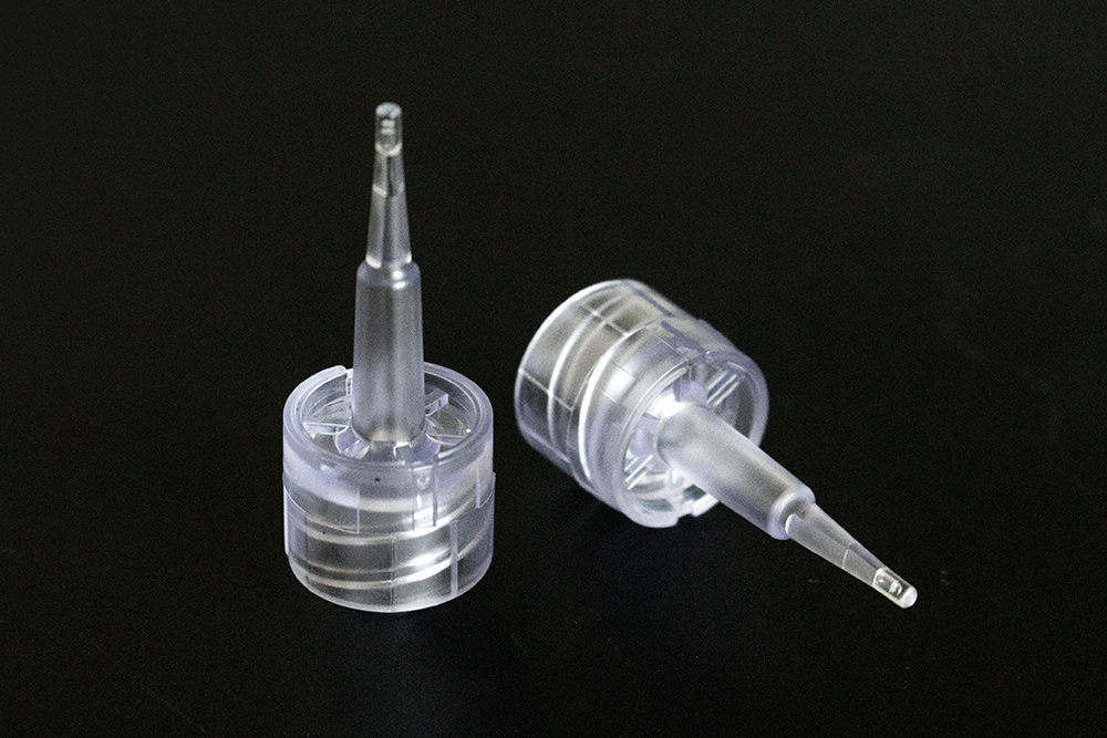 宏洋精密專注於精密塑膠射出成型與精密塑膠射出加工,提供從代客產品外觀設計、代客產品設計研發、代客產品結構開發、模具設計開發、試作驗證到量產製造的 OEM/ODM 一條龍服務,協助客戶快速完成產品商品化與市場導入。
生產設備全面採用日本精密全電式塑膠射出成型機,具備高精度、低污染、高穩定性及節能優勢,可提供精密塑膠射出成型、射出加工、微量射出、埋入射出及精密立式埋入射出等多元製程服務。針對耐高溫工程塑膠及特殊功能材料,亦可提供耐高溫精密塑膠射出解決方案,滿足高規格產品需求。
宏洋精密可生產約 2 mm 至 300 mm 的精密塑膠零件,依據產品特性選擇適合材料與射出技術成型方案,廣泛應用於精密醫療產品射出成型、一次性醫療耗材射出、拋棄式醫療配件、血糖機、電子連接器、導航 GPS、行動電源、智慧手錶、智能眼鏡、手機鏡頭、車用鏡頭及各類消費性電子產品。
在光學產業應用方面,宏洋精密具備精密光學鏡頭、精密光學照相機、精密塑膠超精 Lens 加工產品等精密射出製造能力,可滿足光學零組件對尺寸精度、表面品質及穩定性的嚴格要求。同時亦承製腳踏車塑膠件及各類工業產品塑膠零組件,提供完整客製化服務。