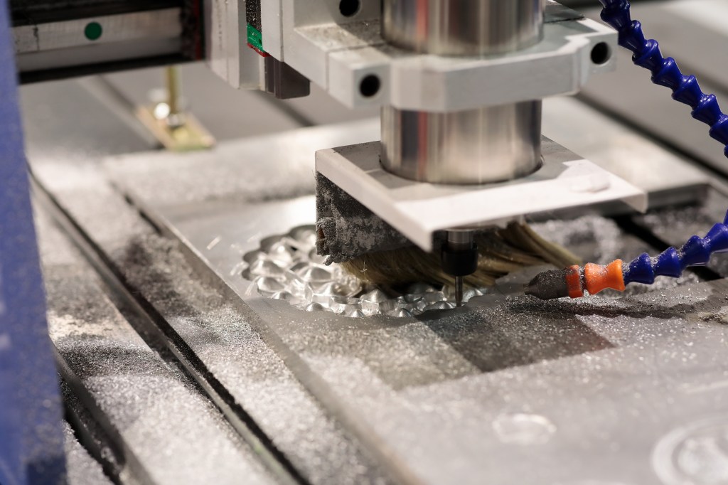 宏洋精密專注於精密部品加工與精密 CNC 部品零件加工服務,擁有先進的 CNC 銑床、數控銑床、CNC 四軸零件精密加工及 CNC 銑床五軸精密加工設備,結合 CAD/CAM 電腦輔助設計與製造技術,提供高品質、高精度的 CNC 加工解決方案。
憑藉豐富的加工經驗與完善設備,宏洋精密可執行各類精密 CNC 零件加工、五軸 CNC 零件加工、精密電極加工、高精度電極加工、放電加工、鏡面放電、CNC 線切割、CNC 模具雕刻、超精密平面研削盤加工、治具磨床及夾具研磨等專業製程,滿足各類精密模具與零組件的製造需求。
服務領域涵蓋醫療器材模具、植入性醫療產品、醫療鈦金屬產品、醫療鈦零件、牙齒模、光學模具、高精度曲面模仁、電子模具、電子配件、座標治具及各式精密治具製作。我們亦具備超精密非球面加工機設備,可針對高精度曲面、微細結構及特殊精密零件進行加工開發。
宏洋精密可加工尺寸約 5 mm 至 150 mm 的金屬零件,專精於精密牙軸製作、微精密零件開發、精密微小部品開發及客製化產品開發服務,協助客戶從產品概念設計、代客產品外觀設計、試作驗證到量產製造,提供一站式精密加工解決方案。
憑藉精密沖床、精密銑床、精密洗床及多元加工設備整合能力,宏洋精密持續為醫療器材、光學、電子、半導體、航太及高科技產業提供穩定且高精度的精密部品加工服務,成為客戶值得信賴的長期合作夥伴。