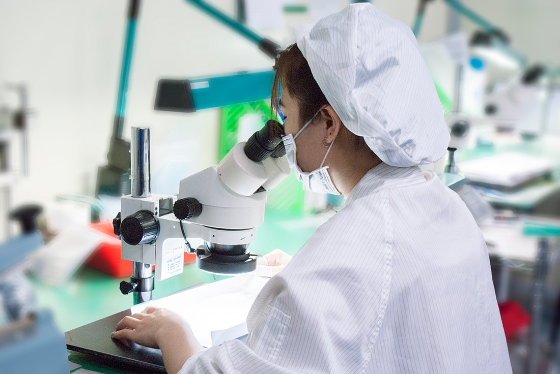 宏洋精密秉持高品質製造理念,通過 ISO 9001 品保認證及 ISO 13485 醫療器材品質管理系統認證(QMS),建立完善的品質管控與品保管理機制。從產品開發、模具設計、模具加工、生產製造到最終檢驗,每項產品皆依循標準化 SOP、SIP 及 MQS 品質管理系統執行,確保產品品質穩定可靠,符合醫療科技、光學、電子及精密工業領域的高規格要求。
宏洋精密專精於精密塑膠射出成型、精密塑膠射出加工、塑膠射出成型加工、塑膠射出加工及微量射出技術,並建置無塵室射出生產環境,可生產高潔淨度、高精度之塑膠零組件。針對耐高溫工程塑膠、醫療級塑膠材料及特殊工程塑膠產品,皆具備豐富開發與量產經驗。
在模具製造領域,宏洋精密擁有完整的塑膠模具開發能力,涵蓋精密塑膠模具、塑膠鋼模、醫療器材模具、醫療產品模具、光學模具、鏡頭模具及電子模具等設計與製造服務。結合 CNC 精密加工、精密 CNC 部品零件加工及高精度模具加工技術,可有效提升產品尺寸精度與量產品質穩定性。
除塑膠射出成型外,宏洋精密亦提供 CNC 精密加工、醫療鈦金屬零件加工、精密鈦合金加工及各類精密部品製造服務,廣泛應用於植入性醫療、醫療器材、醫療科技設備、光學元件、電子配件及高科技產業零組件。透過嚴謹的品質管控、品保制度、檢驗流程及品檢設備,確保每一項產品皆符合客戶與國際標準要求。
此外,宏洋精密亦提供自動化組裝、人工組裝及後段加工整合服務,協助客戶縮短產品開發時程,加速量產導入。憑藉 ISO13485 醫療認證、ISO 9001 品保認證及多年精密製造經驗,宏洋精密已成為彰化縣專業精密塑膠射出廠與精密加工製造夥伴,提供從產品開發、模具設計、生產製造到品質驗證的一站式整合服務。