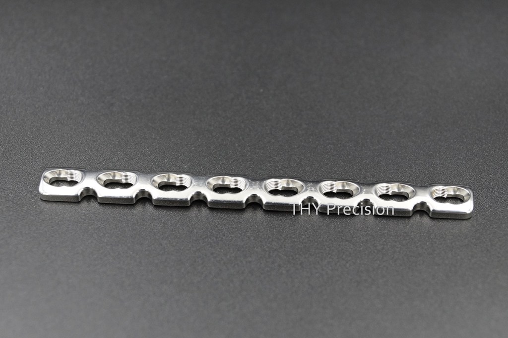 宏洋精密專注於精密部品加工與精密 CNC 部品零件加工服務,擁有先進的 CNC 銑床、數控銑床、CNC 四軸零件精密加工及 CNC 銑床五軸精密加工設備,結合 CAD/CAM 電腦輔助設計與製造技術,提供高品質、高精度的 CNC 加工解決方案。
憑藉豐富的加工經驗與完善設備,宏洋精密可執行各類精密 CNC 零件加工、五軸 CNC 零件加工、精密電極加工、高精度電極加工、放電加工、鏡面放電、CNC 線切割、CNC 模具雕刻、超精密平面研削盤加工、治具磨床及夾具研磨等專業製程,滿足各類精密模具與零組件的製造需求。
服務領域涵蓋醫療器材模具、植入性醫療產品、醫療鈦金屬產品、醫療鈦金屬零件、醫療鈦加工、骨板、骨釘、精密牙軸製作、牙齒模、光學模具、高精度曲面模仁、電子模具、電子配件、座標治具及各式精密治具製作。我們亦具備超精密非球面加工機設備,可針對高精度曲面、微細結構及特殊精密零件進行加工開發,滿足醫療、生技、光學及半導體產業對高精度零件的嚴格要求。
宏洋精密可加工尺寸約 5 mm 至 150 mm 的金屬零件,專精於微精密零件開發、精密微小部品開發及客製化產品開發服務。針對醫療產業需求,可提供醫療鈦金屬、骨板、植入性醫療零件及相關醫療器材關鍵零組件之精密加工製造,協助客戶完成從研發打樣、產品驗證到量產製造的完整流程。
此外,宏洋精密亦提供代客產品外觀設計服務,結合精密沖床、精密銑床、精密洗床及多元加工設備整合能力,打造一站式精密加工解決方案。無論是醫療器材、光學元件、電子零件、半導體設備、航太組件或高科技產業應用,皆能提供穩定且高品質的精密部品加工服務,成為客戶值得信賴的長期合作夥伴。