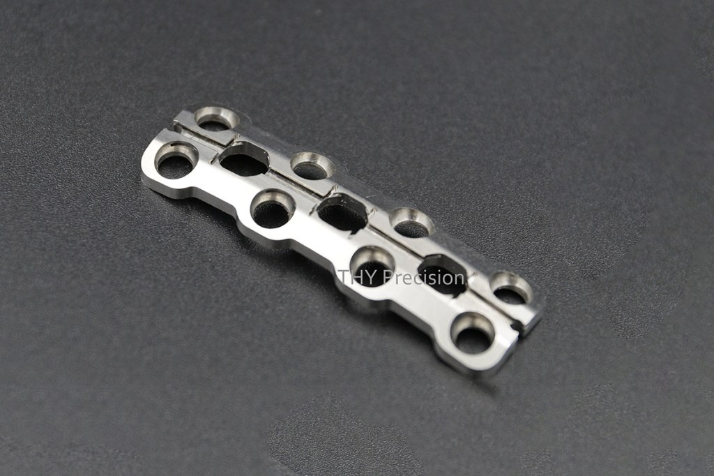 宏洋精密專注於精密部品加工與精密 CNC 部品零件加工服務,擁有先進的 CNC 銑床、數控銑床、CNC 四軸零件精密加工及 CNC 銑床五軸精密加工設備,結合 CAD/CAM 電腦輔助設計與製造技術,提供高品質、高精度的 CNC 加工解決方案。
憑藉豐富的加工經驗與完善設備,宏洋精密可執行各類精密 CNC 零件加工、五軸 CNC 零件加工、精密電極加工、高精度電極加工、放電加工、鏡面放電、CNC 線切割、CNC 模具雕刻、超精密平面研削盤加工、治具磨床及夾具研磨等專業製程,滿足各類精密模具與零組件的製造需求。
服務領域涵蓋醫療器材模具、植入性醫療產品、醫療鈦金屬產品、醫療鈦金屬零件、醫療鈦加工、骨板、骨釘、精密牙軸製作、牙齒模、光學模具、高精度曲面模仁、電子模具、電子配件、座標治具及各式精密治具製作。我們亦具備超精密非球面加工機設備,可針對高精度曲面、微細結構及特殊精密零件進行加工開發,滿足醫療、生技、光學及半導體產業對高精度零件的嚴格要求。
宏洋精密可加工尺寸約 5 mm 至 150 mm 的金屬零件,專精於微精密零件開發、精密微小部品開發及客製化產品開發服務。針對醫療產業需求,可提供醫療鈦金屬、骨板、植入性醫療零件及相關醫療器材關鍵零組件之精密加工製造,協助客戶完成從研發打樣、產品驗證到量產製造的完整流程。
此外,宏洋精密亦提供代客產品外觀設計服務,結合精密沖床、精密銑床、精密洗床及多元加工設備整合能力,打造一站式精密加工解決方案。無論是醫療器材、光學元件、電子零件、半導體設備、航太組件或高科技產業應用,皆能提供穩定且高品質的精密部品加工服務,成為客戶值得信賴的長期合作夥伴。